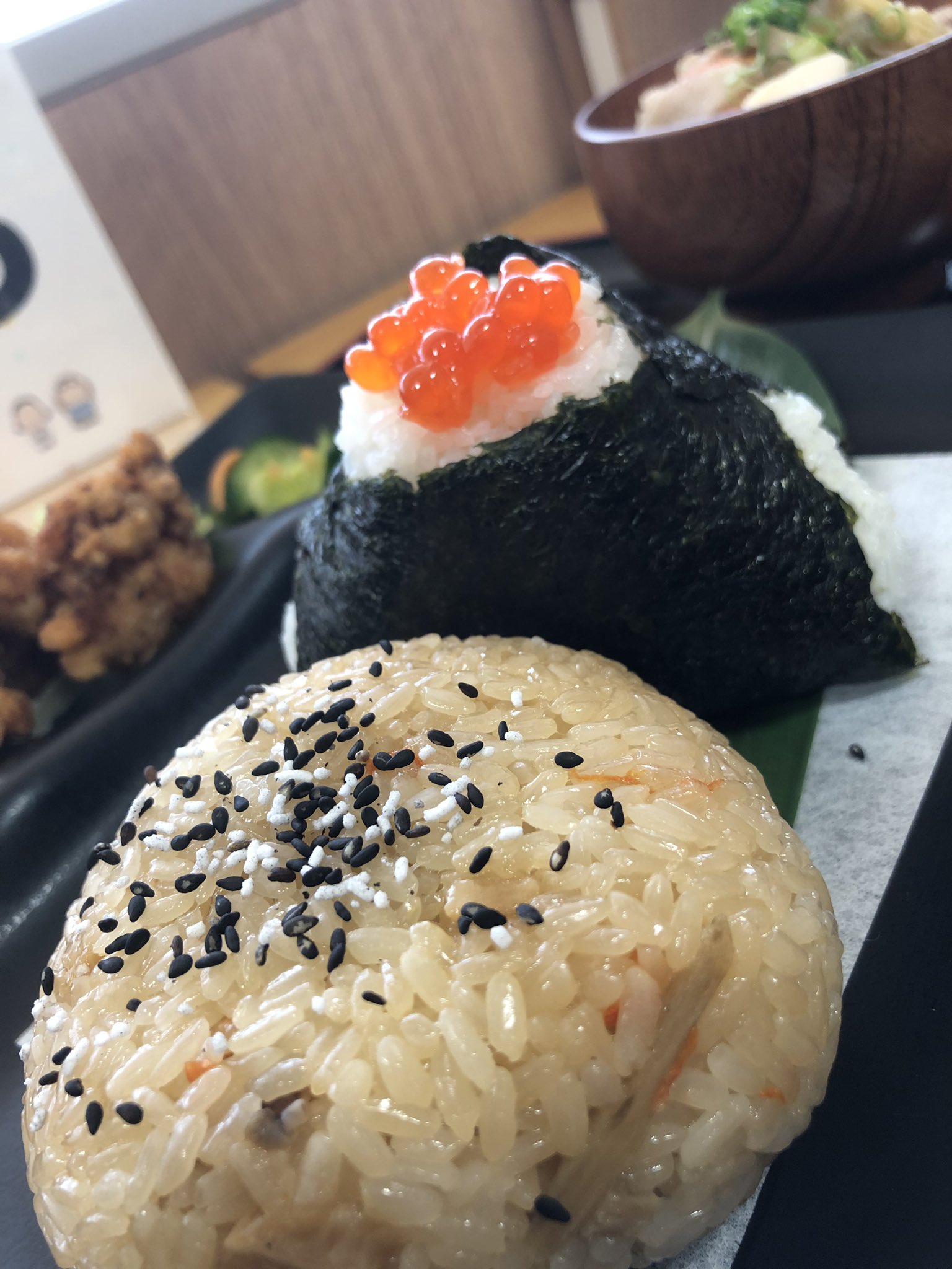 44rider ランチです おにぎり茶屋 ちかちゃん おにぎりプレート すじこ 五目おこわ お惣菜 3種 どっちもセット 米粉カレー みそ ごちそうさまでした ちかちゃん ごはん ランチ 豚汁 Lunch おにぎり 茶屋 おにぎり茶屋