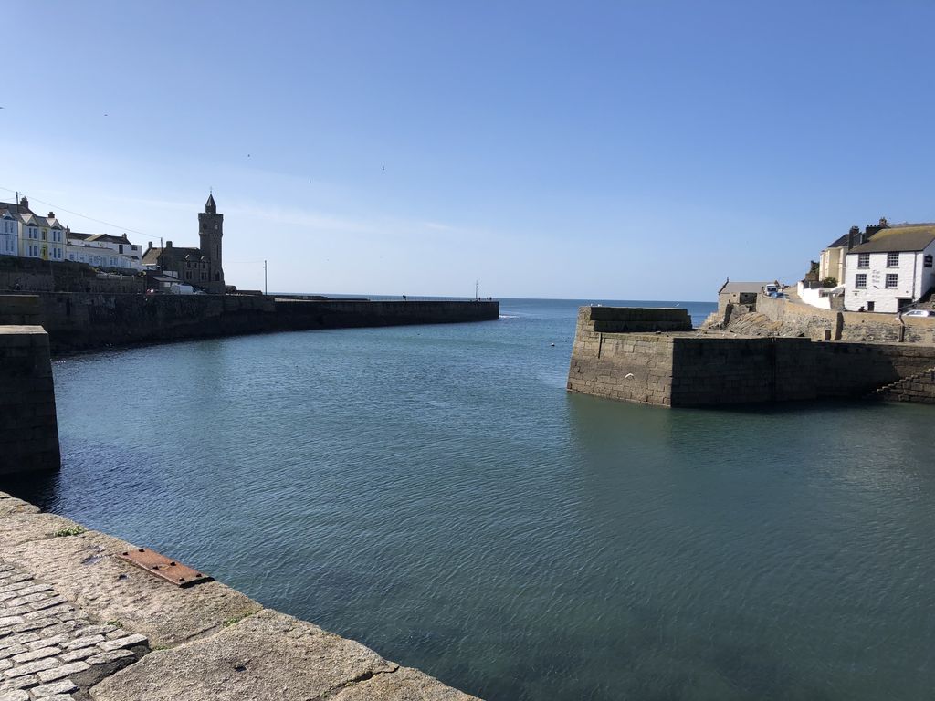 Nothing better than a stroll around harbour in the morning, followed by a coffee and some breakfast in the local cafe with this amazing view! 🙌😍☀️What’s your favourite way to start the weekend? #GetMeToCornwall #Porthleven #Cornwall