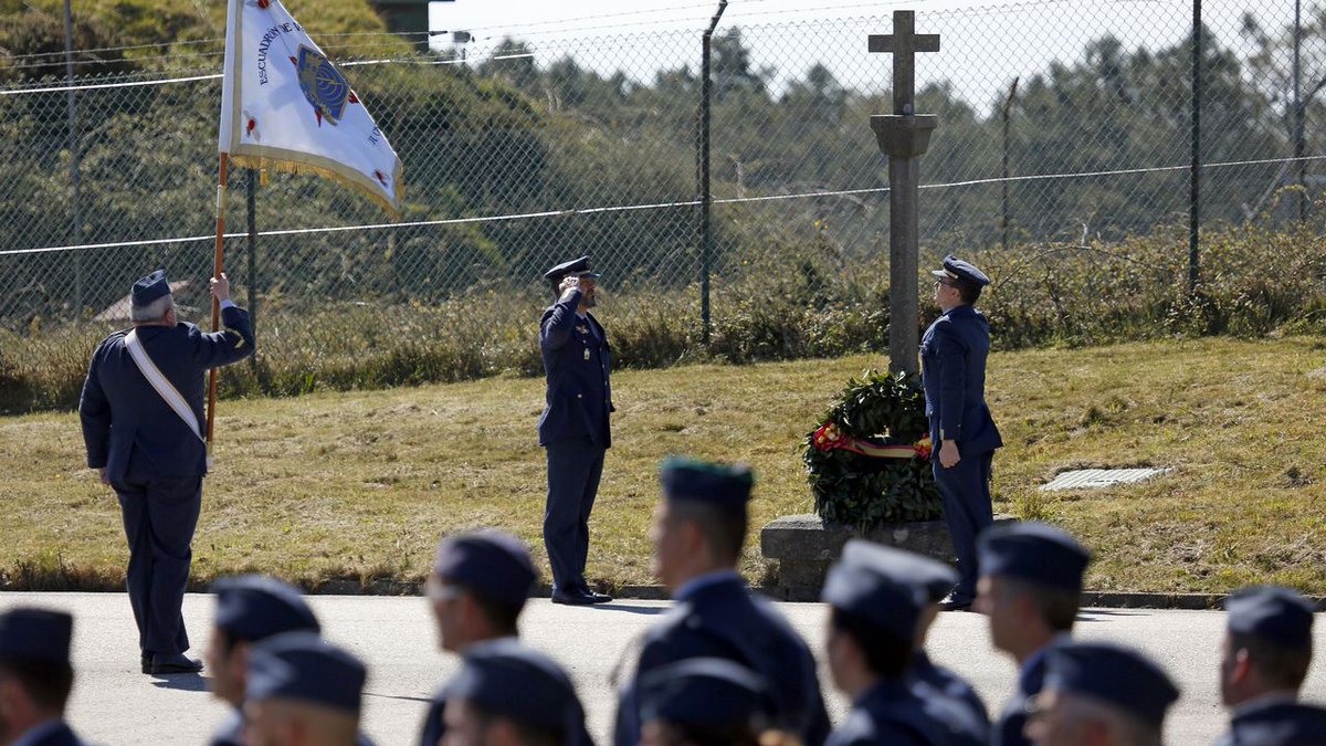 conportodoson's tweet photo. #PortoDoSon #EVA10 | Relevo do comandante da base aérea do #Barbanza · #Iroite
🔷Roberto Ruiz Rumbo
📰 @vozbarbanza
https://t.co/veEwV7z3rT
📰 @elcorreogallego Correo Gallego
https://t.co/pkCHnAFFvV
📺 @CanalBarbanza
https://t.co/LeIVqN1v6Q
📷 @lavozdegalicia
#SENTIROSON https://t.co/H54q7z2tiK