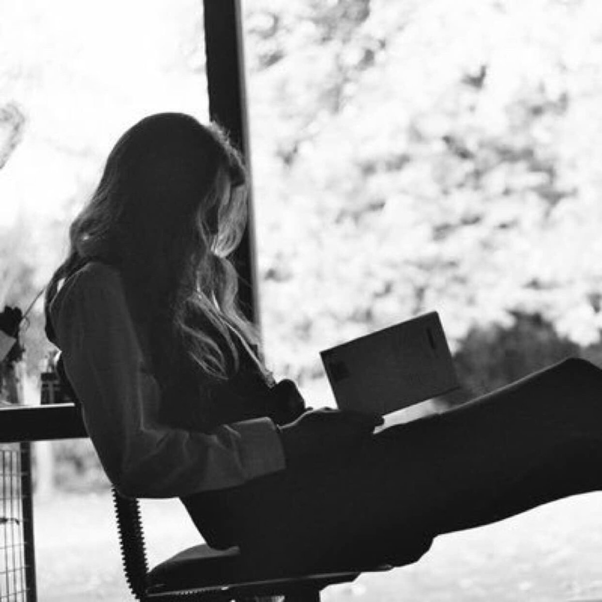 FatimaSh85's tweet image. ما ظنّك بإنسان يثق بحكمة الله ولُطفه وباختياره وتدبيره إنسان كلما أحس بشتات الأمر سلّمه إلى ربّ الأمورليعيدضبط بوصلته وكلما تضاربت مصلحتان لديه سأل علّام الغيوب أن يمنحه الخيرة بينهما
هل ظنّك مثل هذايتخبّط في الدروب؟ إنهُ دائمًايكون كماينبغي له أن يكون
@ShrooqAlquwaie
@osboha180