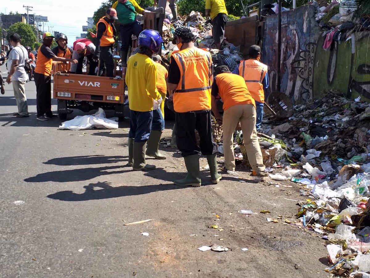 Selamat pagi menjelang siang sedherek, temen2 DLH sedang mencicil sampah yg ada di TPS. Mohon doanya agar bisa terangkut semua. <a href="/PemkotJogja/">Pemerintah Kota Yogyakarta</a>