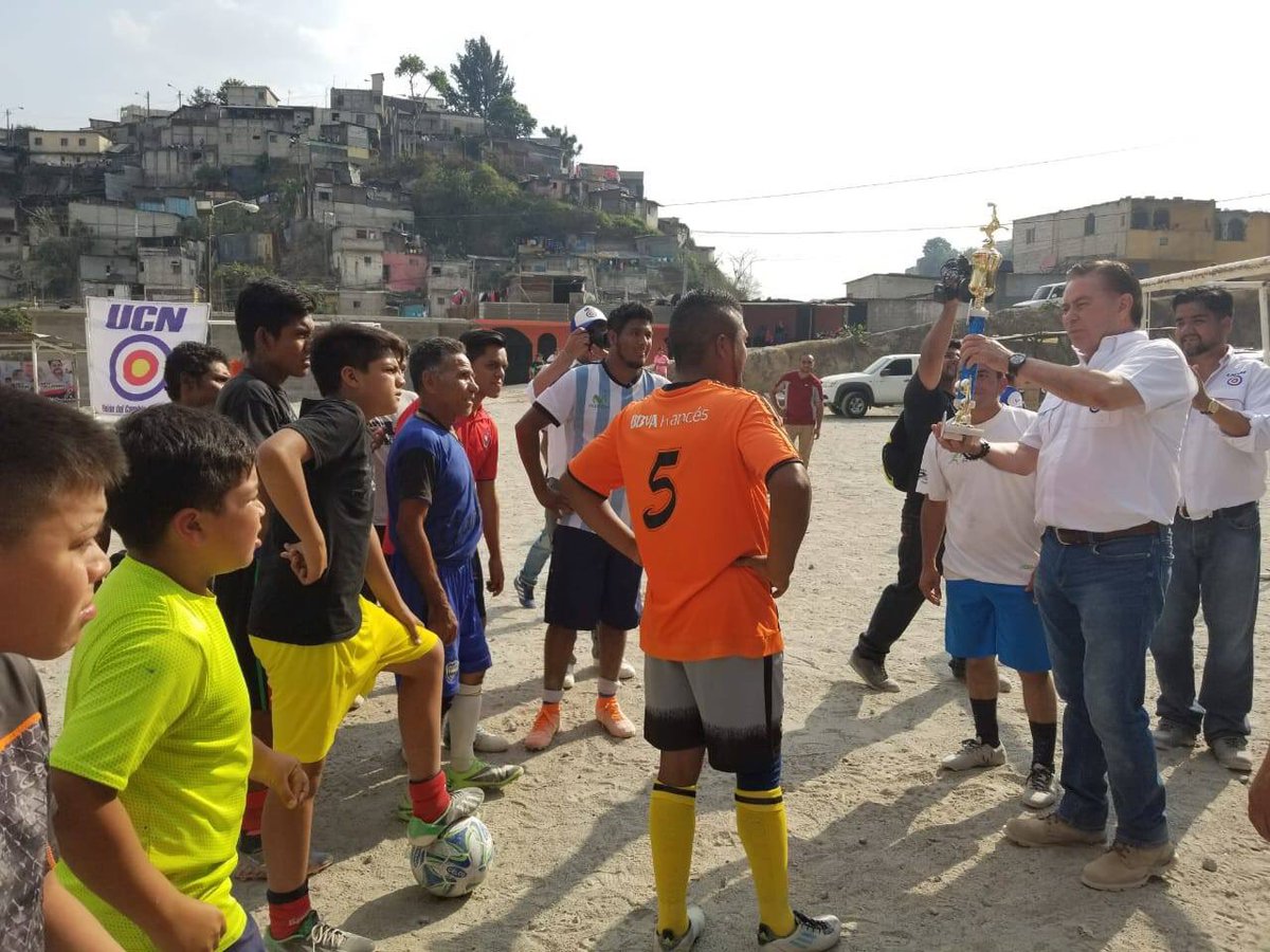 juventudgdcgt's tweet photo. ¡QUÉ LINDO PARTIDO!   Hoy es uno de esos días que me dejan lleno de energía. Estuvimos en un entretenido partido de fútbol con niños y jóvenes de la zona 5, Ciudad de Guatemala. Toda la vida he estado comprometido con la difusión del deporte y no pararé. 
#GuatemalaRenaceContigo https://t.co/8UWK18zuAN