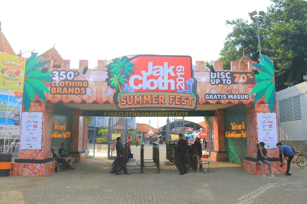 THE BIGGEST CLOTHING FESTIVAL 🔥
@jakcloth Summer Fest 2019
27 - 31 Maret at Gambir Expo Arena PRJ kemayoran.
Jadi mau kesini bareng siapa? Bareng mimin mau? 😂
.
#jakcloth 
#jakclothsummerfest2019