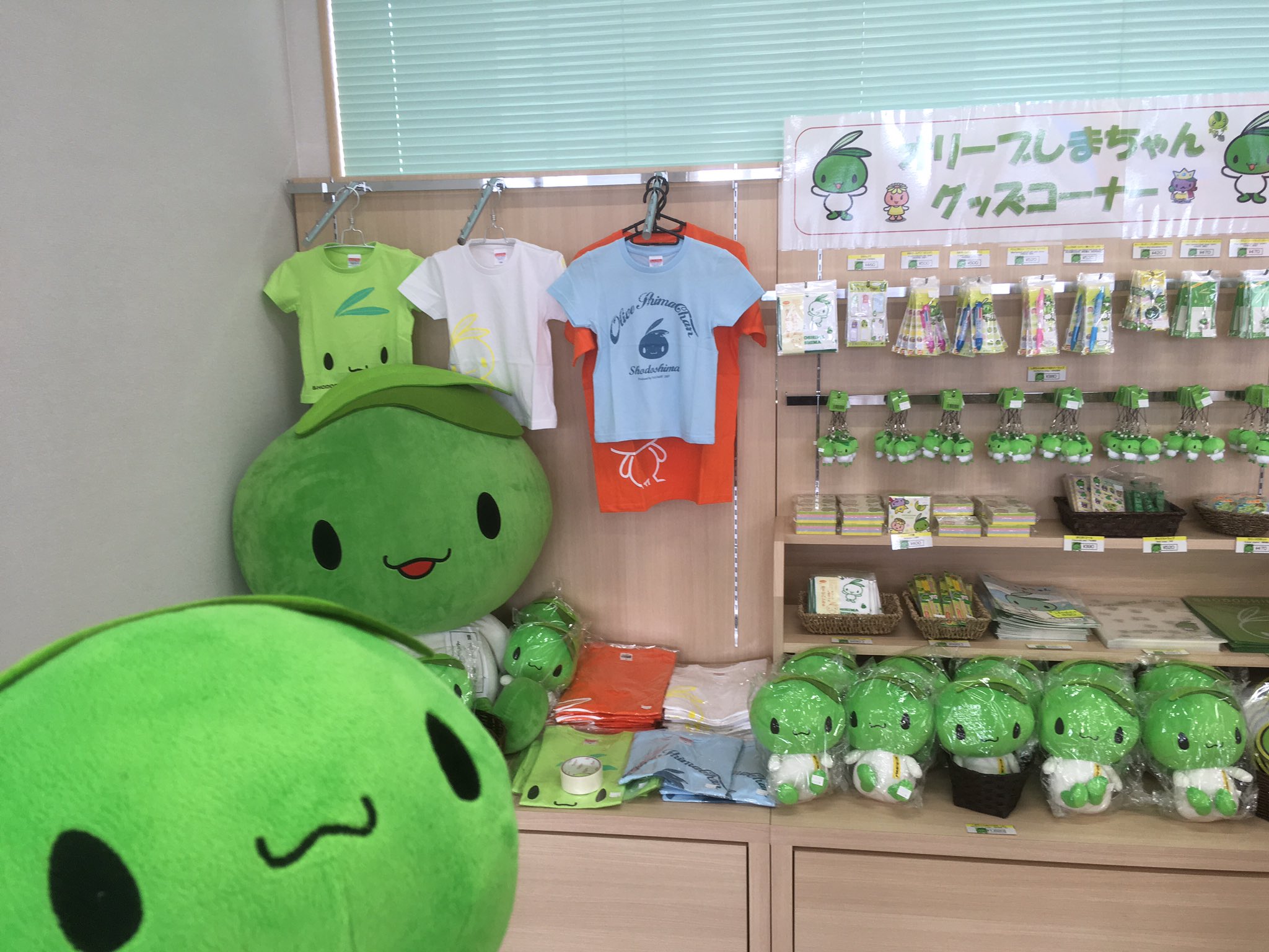 オリーブしまちゃん 香川県 小豆島 こんにちはっ とのしょう港の 観光センターさんがリニューアルオープンですっ ボクの専用コーナーも作っていただいていますっ みんな遊びに来てね オリーブしまちゃん 土庄港観光センター