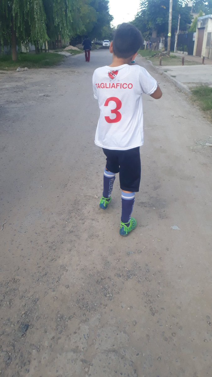 Marisofy3's tweet photo. @nico_taglia le mandas un saludo a mi hijo Emiliano daba tuyo por favor...🙏...esta foto esta yendo a entrenar a su club d barrio. https://t.co/D3QV7xEn1T