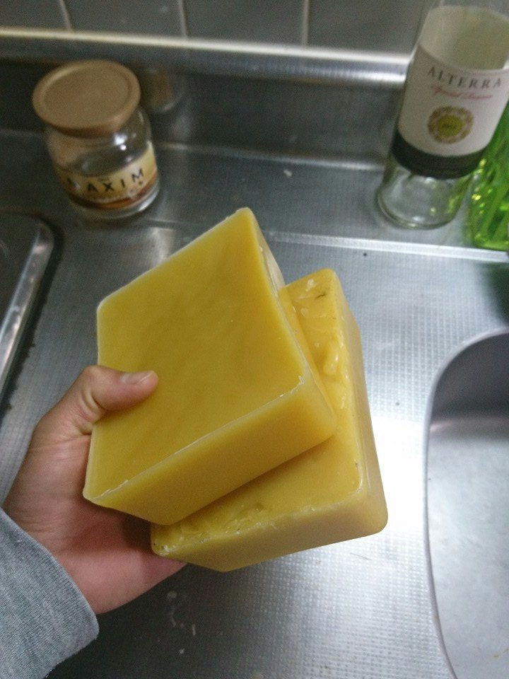 ほつこー グリーンランドワックスの作り方 パラフィン 500 と蜜蝋 500 を湯煎で溶かす 型 ペ ング容器等 に流し込む 冷えて固まるのを待つ 完 これで安く大量にコットン生地の軍用テントやキャンプ道具用の防水ワックスができる T Co