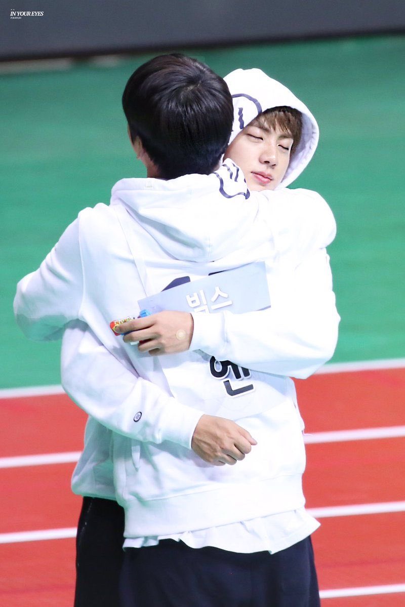 subby_jin's tweet photo. baby seokjin being hugged by N from Vixx
#njin https://t.co/3xu4yHYcta