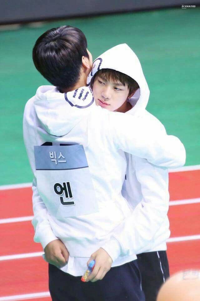 subby_jin's tweet photo. baby seokjin being hugged by N from Vixx
#njin https://t.co/3xu4yHYcta