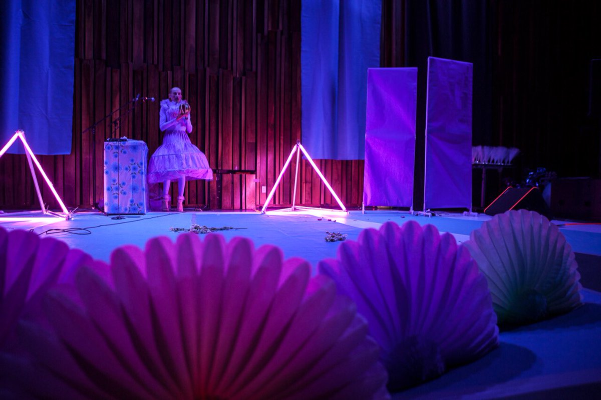 ccemx's tweet photo. Hoy disfrutamos de “Salón Talismán”, concierto performático con @hidrogenesse y @amplio_espectro inspirado en la vida nocturna en Mexico, cine de rumberas y con música del nuevo disco de la banda de Barcelona “Joterías bobas”. https://t.co/UwR1B4lDUF