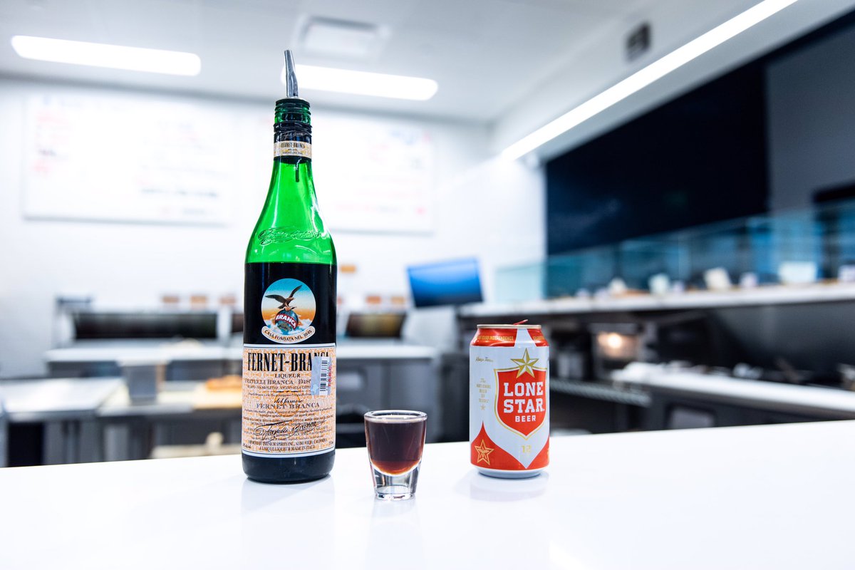 VinnysHTX's tweet photo. Late night drinks to go with your ‘za? Pick your poison ✨
#vinnysasliceisnice #eadohouston https://t.co/iaDk1xaMG3