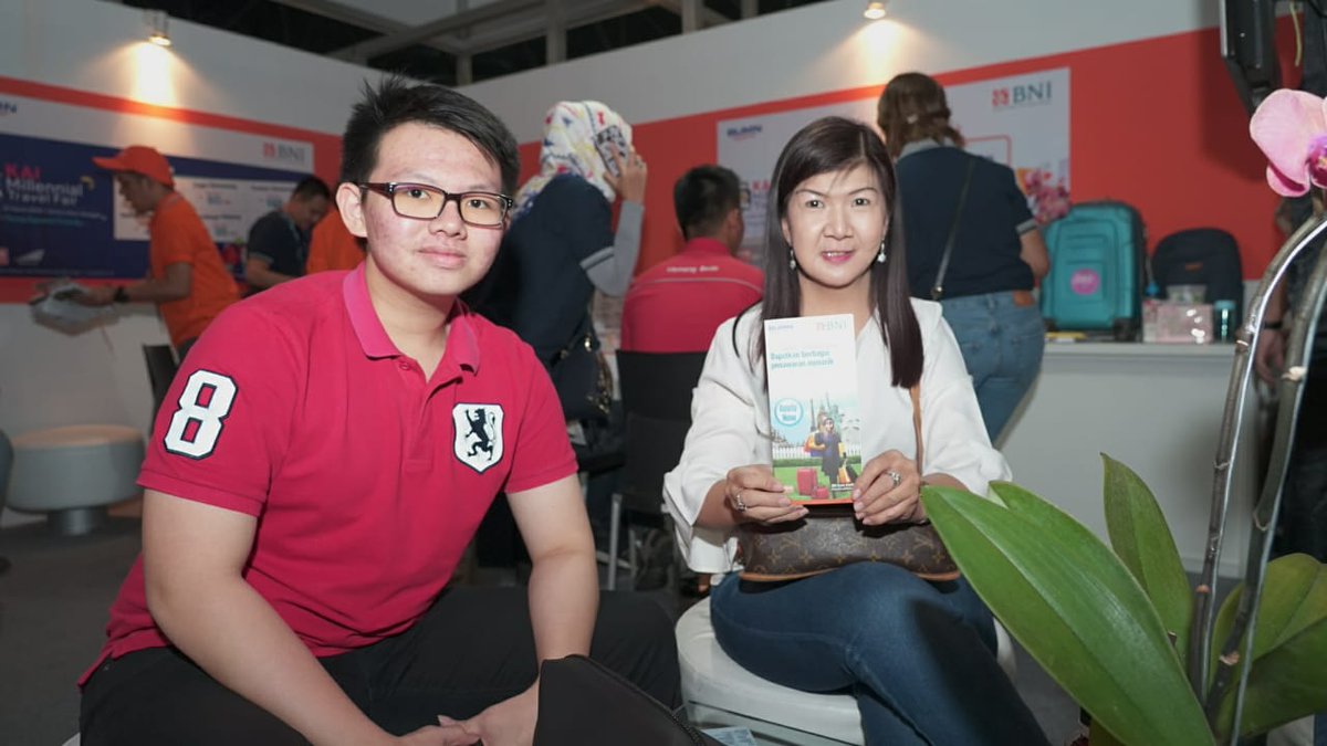 BNI's tweet photo. Yay! Makin siang makin seru acara hari ini. Nih tweeps ada beberapa pengunjung yang juga Sahabat BNI lagi mampir booth BNI. Yakin gak mau main kesini?

#BNIKAI2019 #KAIMTF2019 #BNIEvent https://t.co/EpSFMzHlLm