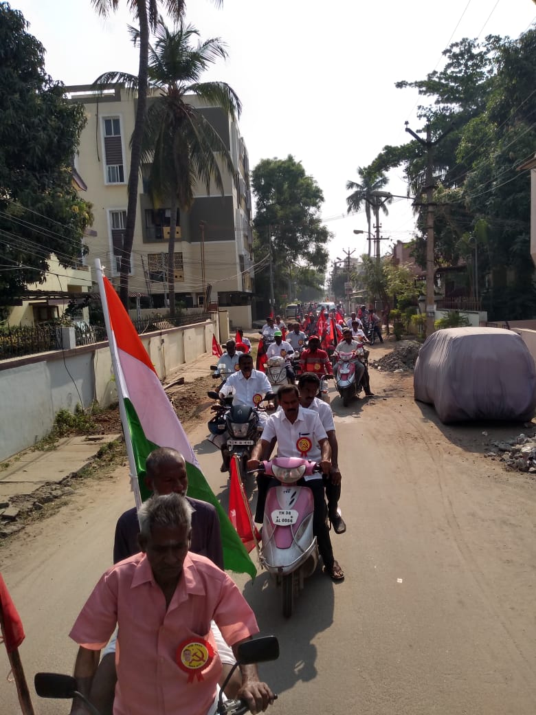 PRNatarajan's tweet photo. களத்தில் நமது வேட்பாளருக்கு ஆதரவாக வாக்கு சேகரிக்க வலம் வரும் போர் வீரர்கள். #VoteForPRN #KovaiForPRN #CPIM #LokSabhaElections2019 https://t.co/G3RLDG3Trg