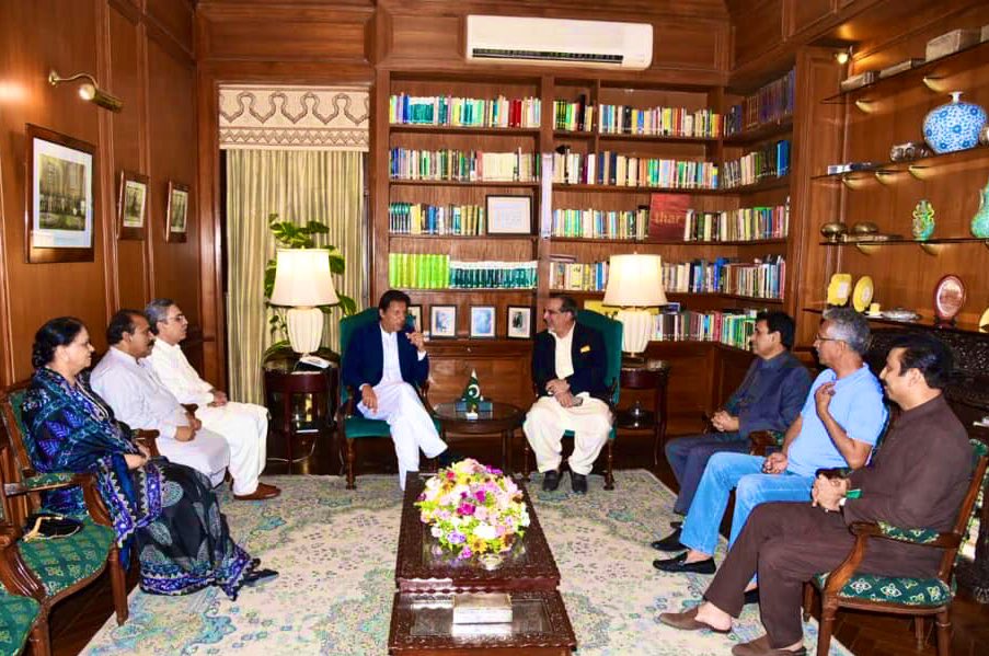 wasimakhtar1955's tweet photo. Leaders of #MQM #Pakistan had a meeting with the #PrimeMinister #ImranKhan, in presence of the Governor #Sindh #ImranIsmail, at the #GovernorHouse #Karachi https://t.co/AkIy96fy1R