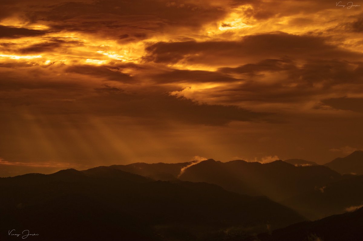 vj_alm's tweet photo. Evening Lights on Hills 
#nature #naturelover #beautiful #adventuretravel #adventuretrails #amzingview #Camping #FridayFun #hike #hiking #hikingadventures #landscape #landscapephotography #lovetrekking #mountains #naturephotography #photooftheday #Trekking #Silence #wanderlust https://t.co/sUWM8T9Ndi