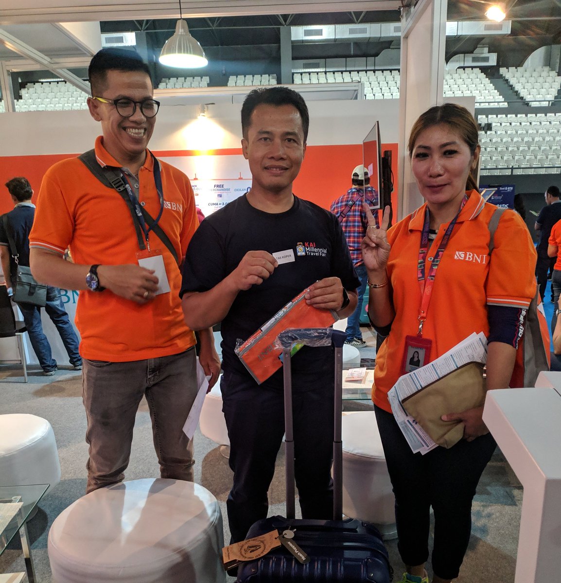 BNI's tweet photo. Tuh kan bener acara KAI Millennial Travel Fair seru. Gak rugi main ke booth BNI. Sahabat BNI ini, Pak Suta dapet lucky dip berupa koper. Katanya, acara ini lokasinya bagus, boothnya cakep, pelayanannya dari mas dan mba petugas BNI kece! 

#BNIKAI2019 #KAIMTF2019 #BNIEvent https://t.co/H2eJhCoyB1
