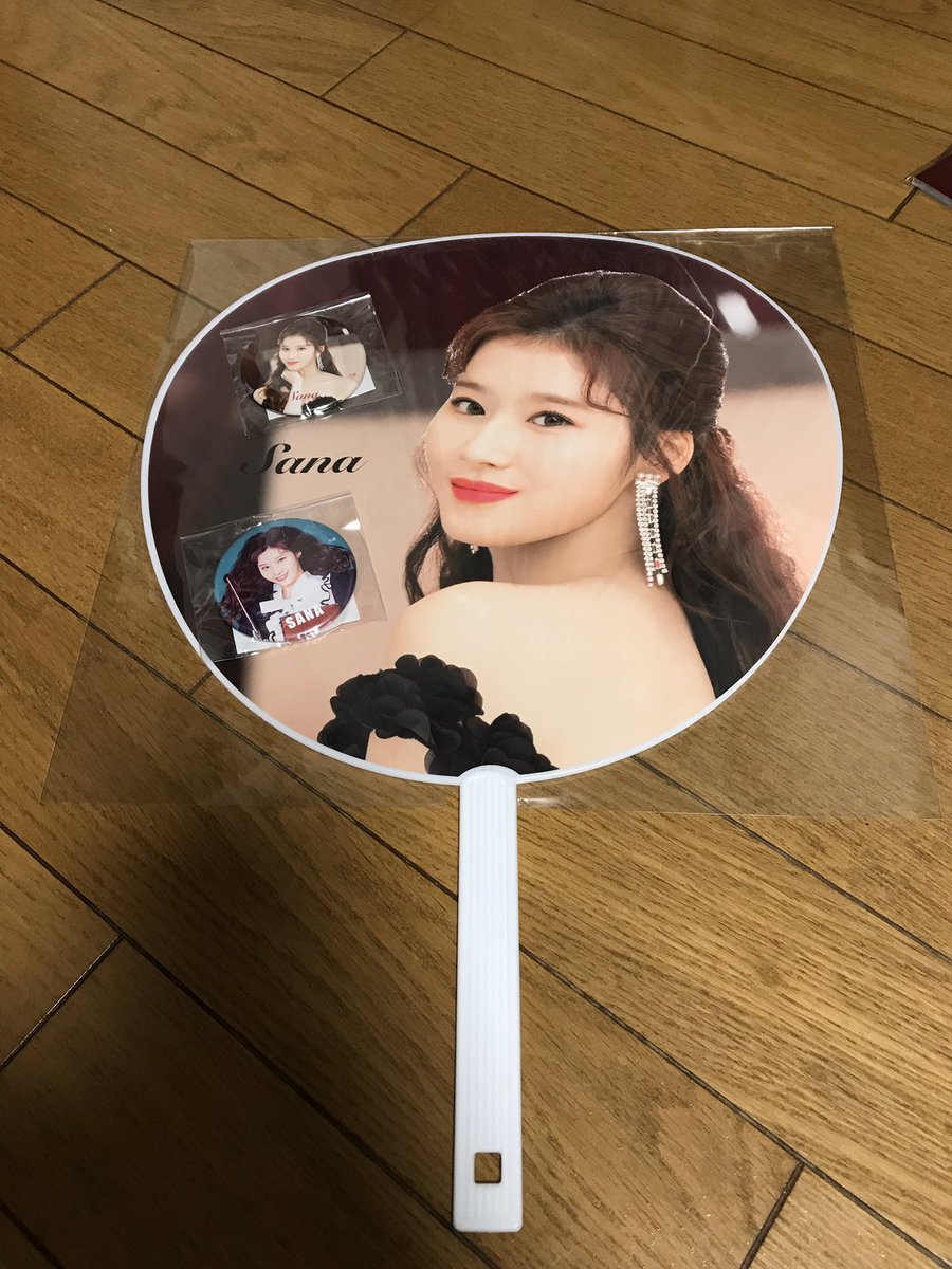 gyKbMG's tweet photo. TWICEグッズ代行キャルセル分です！
本日現地手渡しでお願いします🤲
サナうちわ、缶バッチABサナ、ナヨン
フォトブック、です。
代行費で定価+500円程を考えています。
1枚目2500円
2枚目3000円
3枚目1500円
4枚目は購入していただいた方にお付けいたします！
#TWICE #TWICEグッズ #TWICEグッズ代行 https://t.co/U3vuhspkha