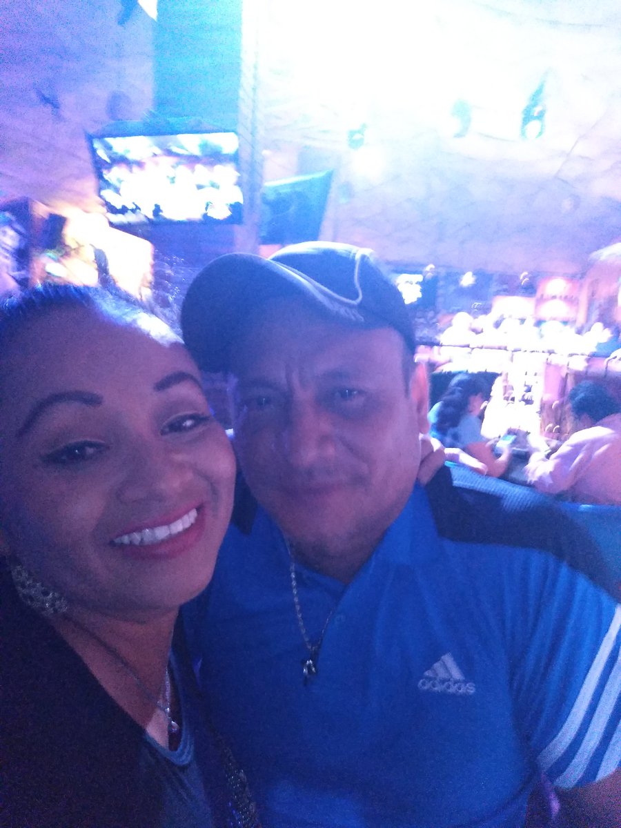 Penelophe11's tweet photo. Estoy felizcon mis amigos https://t.co/1cPpxTSdoS