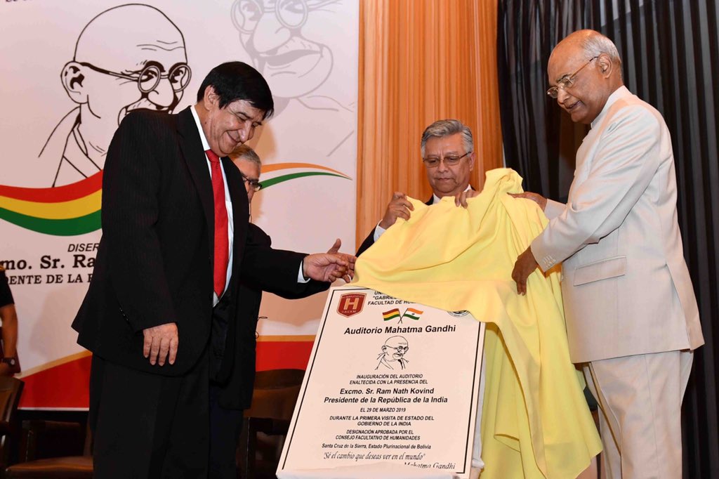 President #RamNathKovind addresses the Autonomous University of Gabriel Rene Moreno in #SantaCruz on the theme '150 years of #MahatmaGandhi - Relevance for today', unveils the plaque naming the auditorium after @Mahatma150 Gandhi. 📸 Via: @RashtrapatiBhvn #Gandhi150 RT@BengalNewz