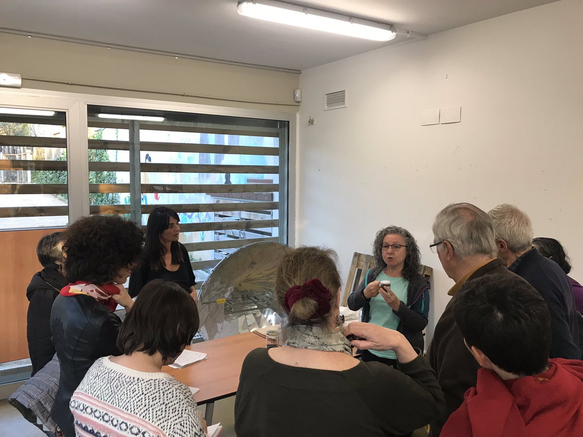 eferrerpont1's tweet photo. Activitat d’#etnobotànica del GL #BarcelonèsBaixLlobregat de @FloraCatalana ahir al @boscturull La Montse Díaz ens explica com preparar #tintures #plantesoblidades @eixarcolant @AstridvanGinkel https://t.co/OPsq8uyvyU