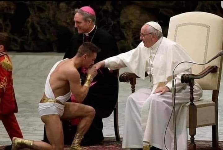 CEZARINHO_S's tweet photo. @Pontifex_es pónganle título a la foto... Ahí si no quitaste la mano verdad... Cuanta incongruencia!! https://t.co/ouR57bgmGP