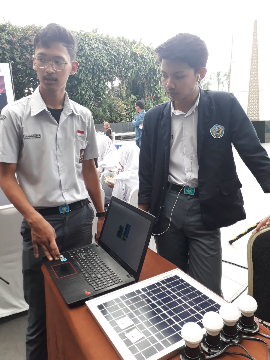 EHbdg's tweet photo. Proses eksperimen SMAN 20 Bandung
TSM - #GlobalSwitchOff
@ehindonesia
@wwf_id
#IniAksiku
#Connect2Earth
#BandungPoek
#JabarJuara https://t.co/7Wf9uGUVvm
