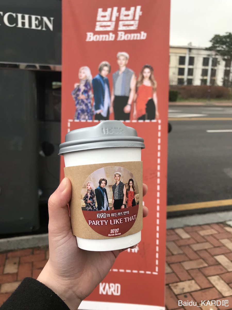 d_kard_global's tweet image. KARD coffee truck ahh 😍
i want to be there😥😭💜 
#KARD #Bomb_Bomb