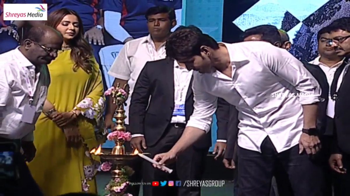 Mobarak139's tweet photo. Latest clicks of superstar 😍
From ITRC event 😘
#Maharshi #MaharshiFirstSingle #ChotiChotiBaateinSong #ChotiChotiBaatein #MaheshBabu #Superstar #SSMB25 #SSMB https://t.co/Ueg4coTDX3