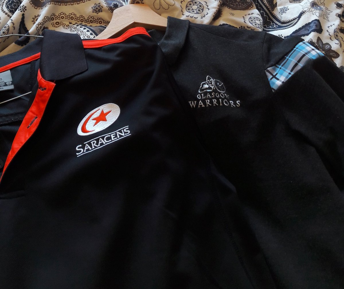 LaMeuteDuLOU's tweet image. Hard to make a choice for this afternoon... 2 good teams, some of the best supporters on both sides. One thing is sure,  rugby will win at the end. #Pool3 #RugbyFamily #SaracensVGlasgow #memories #ChampionsCup @ChampionsCup @TheXVIthWarrior @sarriessupport
