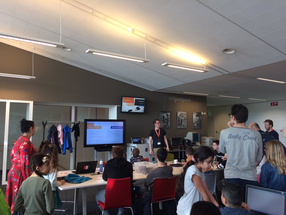 SanneRespen's tweet image. We gaan beginnen met @CoderdojoH in @BibliotheekHP! #programmeren