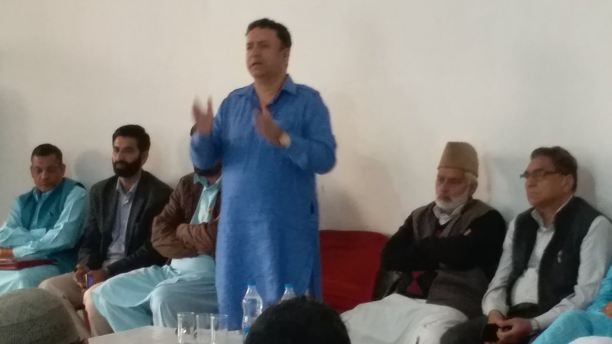 chzulfkarali's tweet image. While interacting with the Party workers of Peeri and Darhal Blocks at Rajouri #Constituencyupdate