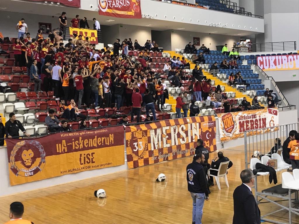 Sen salonda parkede, biz burada tribünde! Mersin’de kadın basketbol takımımızın yanındayız. #ultrAslanUNI