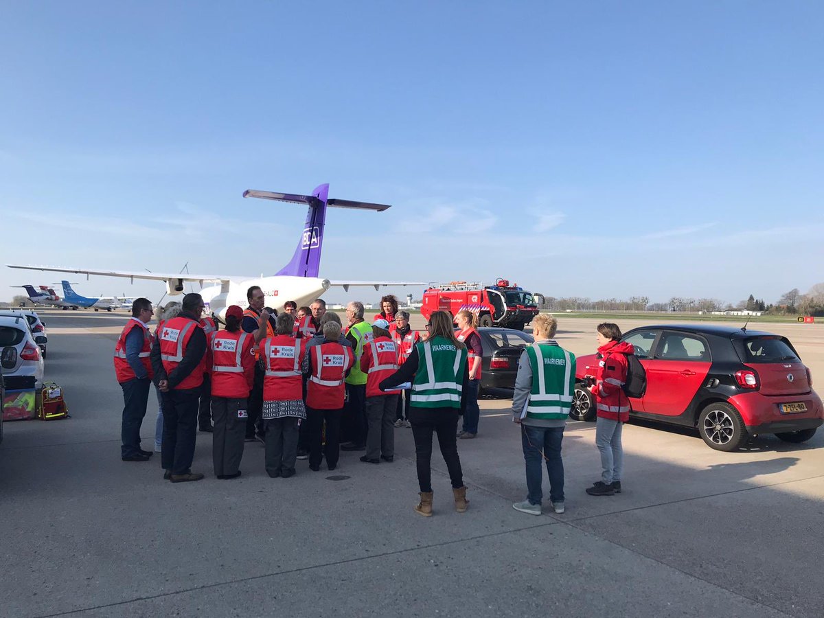 VRZuidLimburg's tweet photo. De kans op een ongeval op het vliegveld is zeer klein, maar we moeten er wel op zijn voorbereid. Daarom #oefenen we vandaag samen met @RodeKruis, @GemBeek en @MST_airport de opvang en verzorging van slachtoffers na een incident op het vliegveld. https://t.co/4RmHgcQpDW https://t.co/D1TAadrSHz