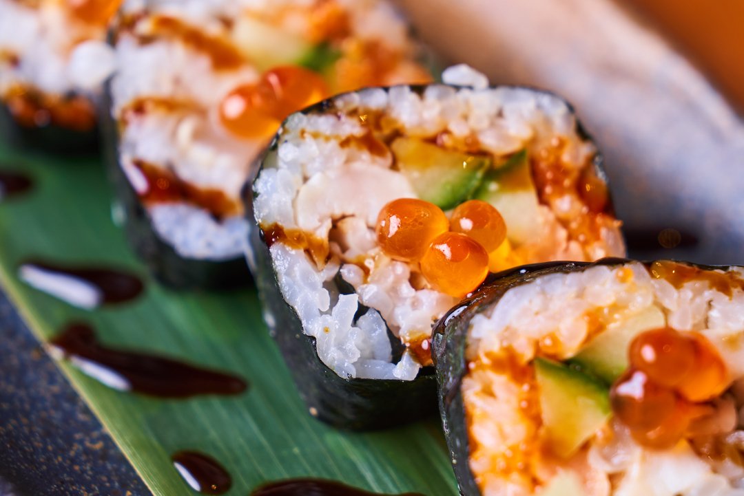 Rolling into the weekend with these delicious beauties. 💯 
.
.
.
#TakaMayfair #Sushi #Sushiroll #Maki #rolls #avocado ##saturday #JapaneseFood #WeekendVibes #Weekend