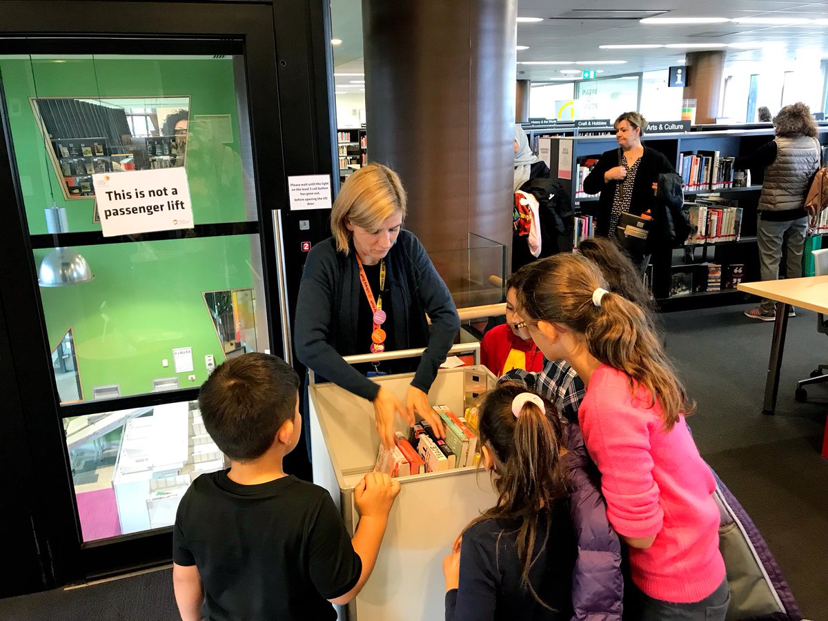 yeemelbourne's tweet photo. During our visit to the Dandenong Library, the local community and children got very excited to read books and learn more about their public library! 📚🎮📰🖥 #LibraryWeek #LanguageSection #CommunityLanguages #TurkishLanguage #TeamKidsFirst #ReadingIsCool #ilkkitabim @yeeorgtr_EN https://t.co/RQwQaLt0Rq