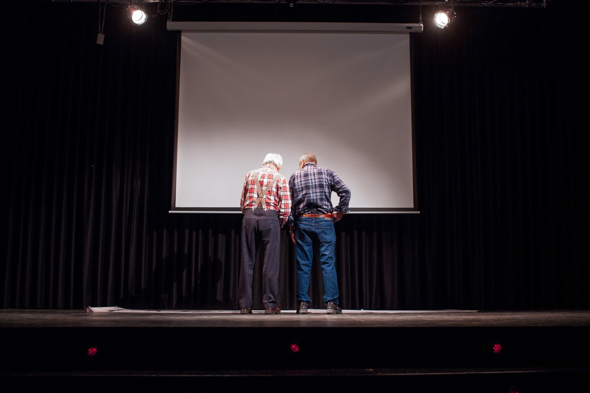 Aquí el vídeo que hizo La Mina como resumen de la acción que hicieron Dimas García y Paco Villaverde dentro del Laboratorio Vecinal de <a href="/accionesExtrOrd/">Acciones Extra←Ordinarias</a> Nos hicieron revivir acciones performativas presentadas en la Escuela Popular de Adultos en los años 80▶️vimeo.com/320452992
