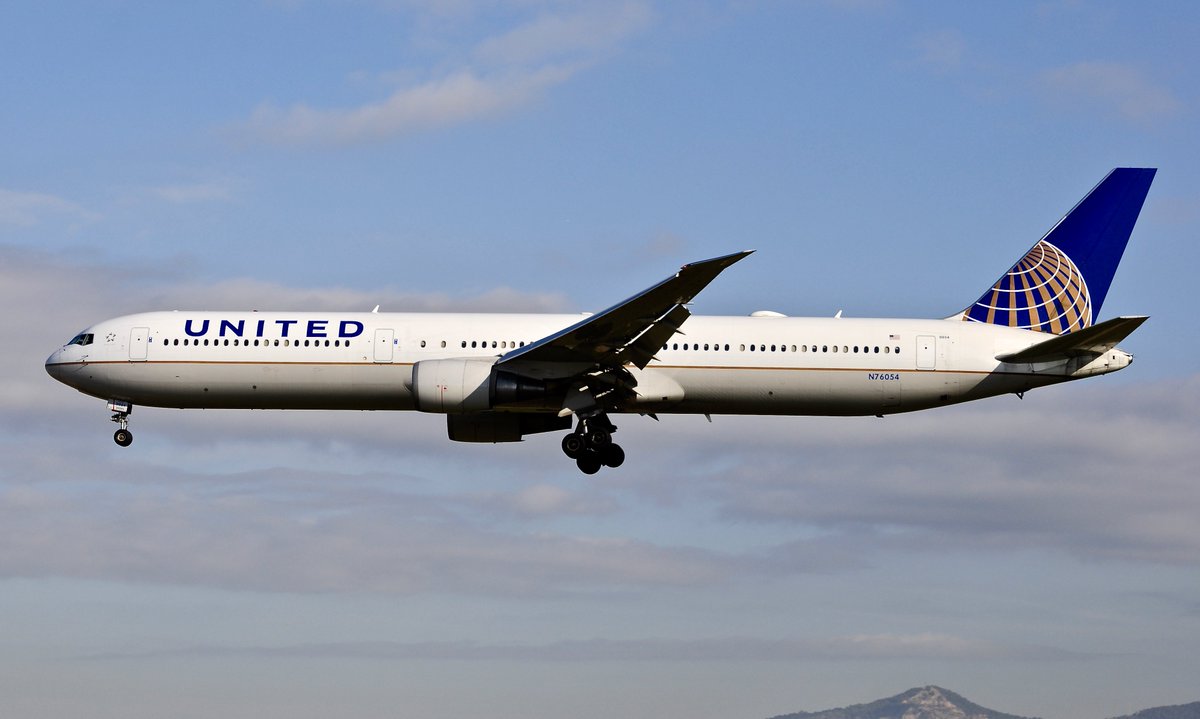 DXelprat's tweet photo. Tras la cancelación de ayer @united EWR-BCN con dos vuelos casi simultáneos. @spottersbcnprat @oscarmartinezco @spotter_bcnlebl @baselunarbeta @ertiodelatiza @TRPlanespotter @real_w_meyer @jclacruz @maikabcn @edelweiss330 @mike_aerobcn @spainspotter @kamal_gabriel @Carol_spotters https://t.co/RJxDEJW6mh