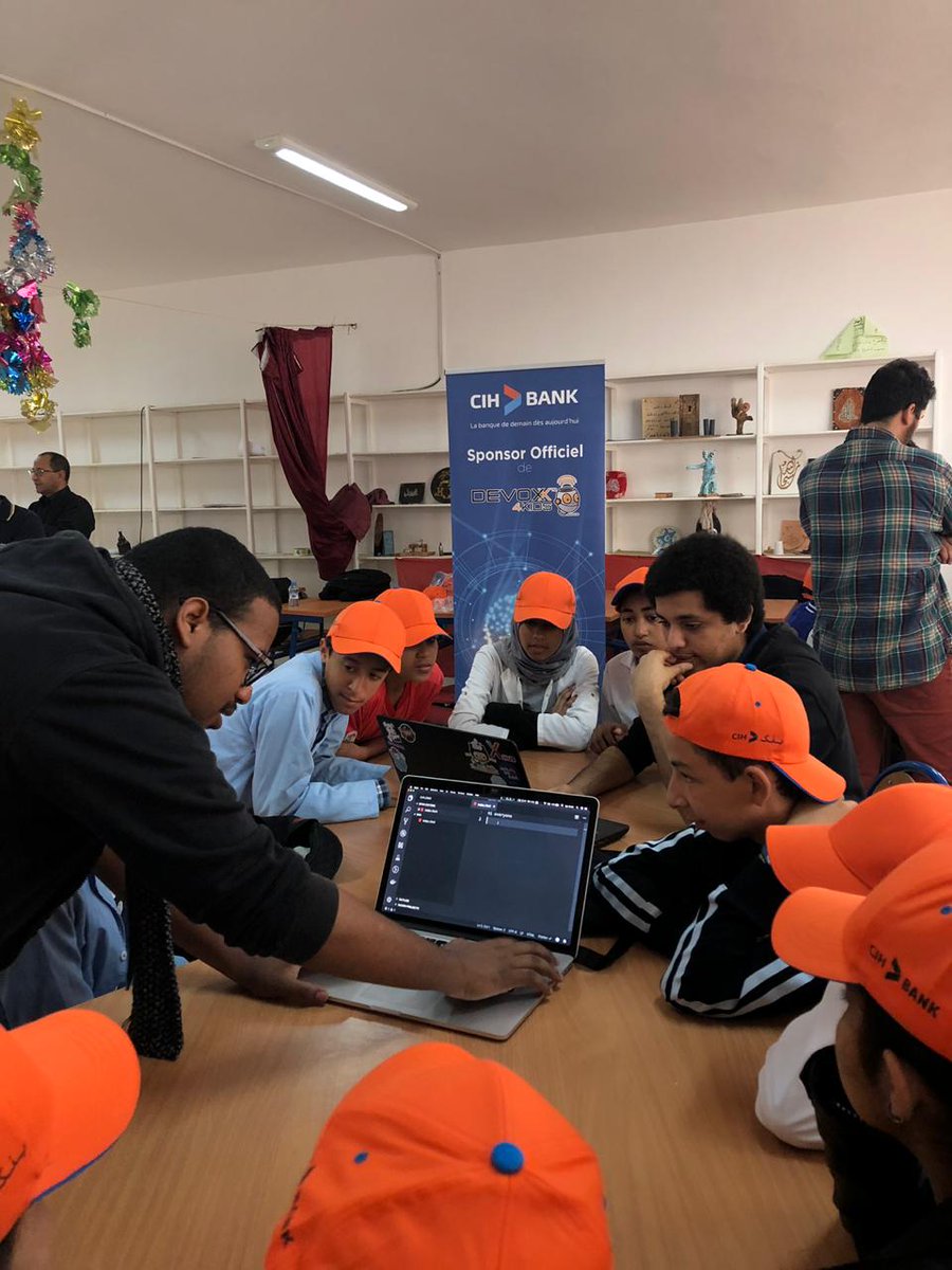 cihbank's tweet image. #CIHBANK Sponsor Officiel de la Caravane Nationale organisée par @Devoxx4KidsMa. 1ère Station de cette année en faveur des enfants de la Ville de Larache 💻🖱️🤖 #CODE18 #CihBank #Sponsorofficiel #technologies