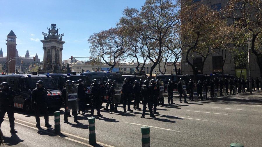 llasjordi's tweet photo. Hi ha més #Mossos que protegeixen a #VOX a #MaCristina, BCN, que els seus membres i simpatitzants que es manifesten!
Com ho permeteu això #Conselleria, perquè podria ser malversació!!! https://t.co/pPPfKFKYYg