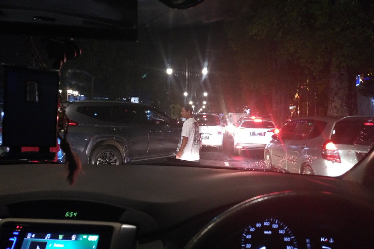 Jl Juanda (dago) stlh RS Boromeus arah simpang 1 arah.. Macett... Ada event panggung musik..