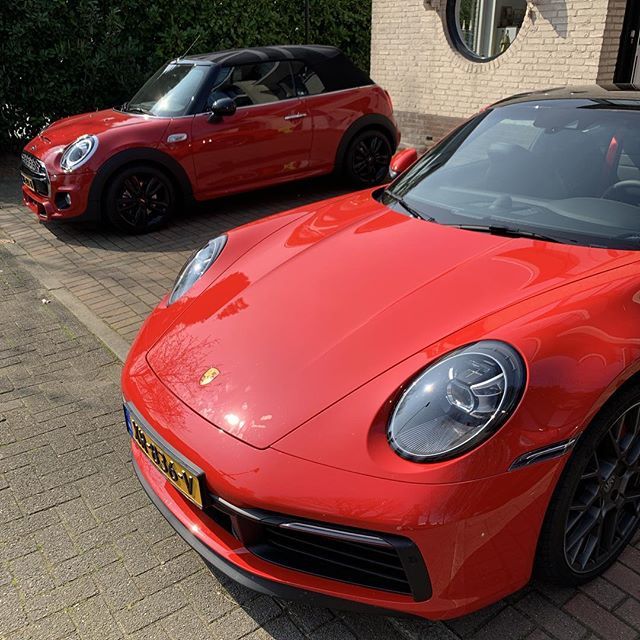 wouterkarssen's tweet photo. Dilemma met dit weer: de #minicoopers #cabriolet of de #porsche911 met alleen een schuifdak? #firstworldproblems #992 #rodeauto #teamrood https://t.co/0DV3EyRJSD https://t.co/Ed1wrARCZc
