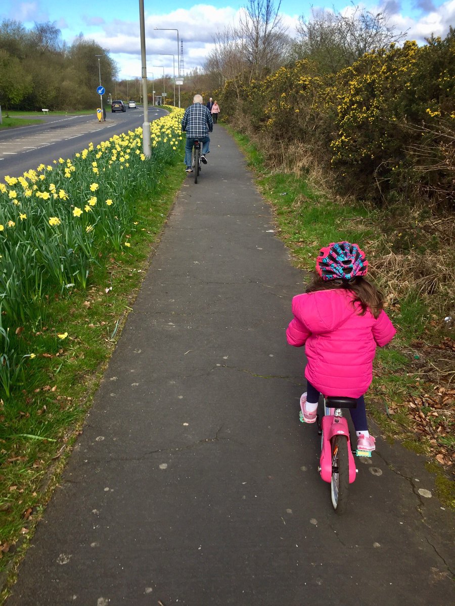 allanprentice's tweet photo. After losing the wheel of her lead out man Bella was having to put in an effort to get back on. #shoppingrunrace #shegothim https://t.co/fnB4jt5glC
