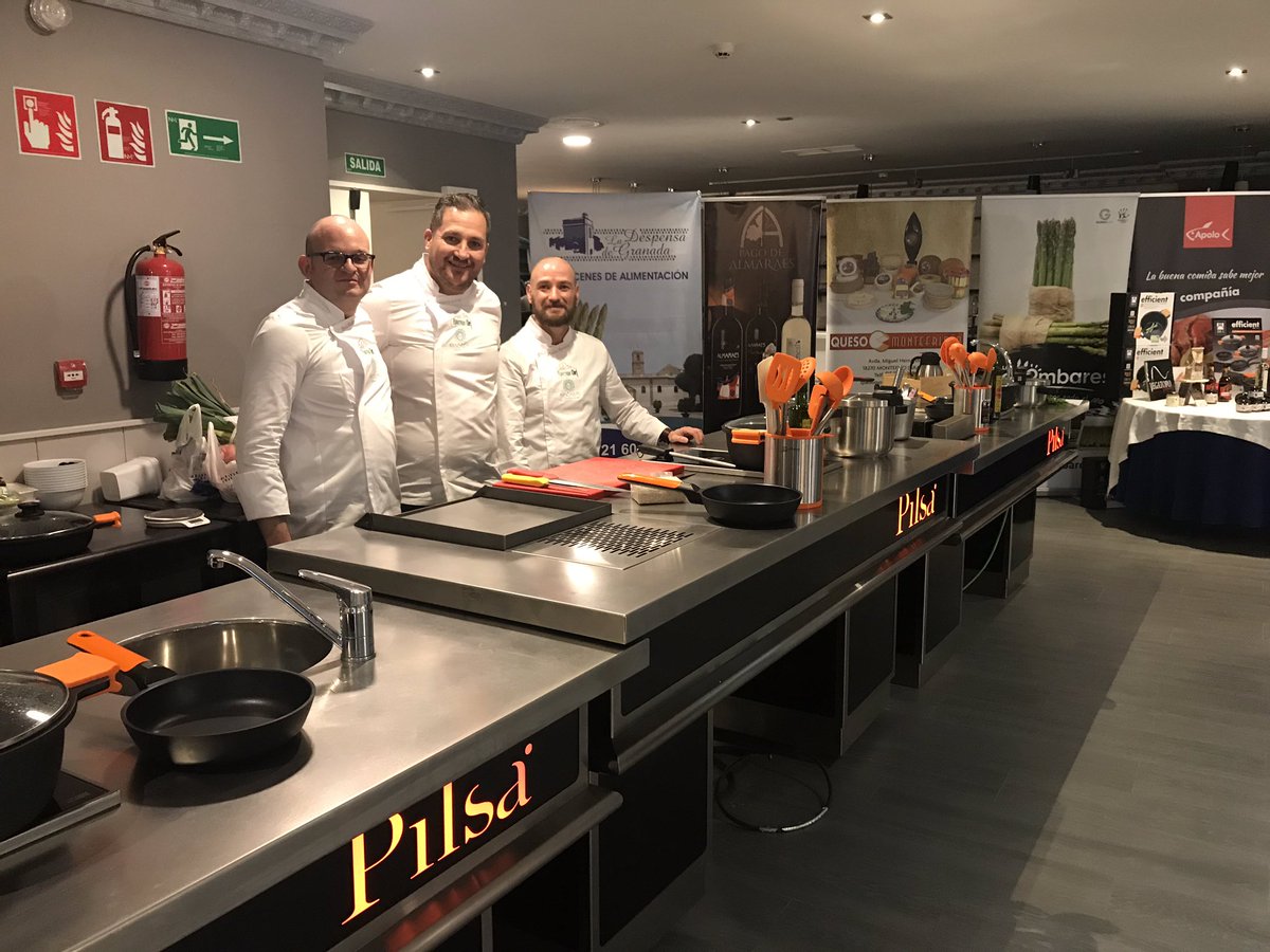 artcuandalucia's tweet photo. Enhorabuena a los tres finalistas de la IV #galaesparragochef Hector Romero primer clasificado,Daniel Bastón Segundo clasificado y Luis Portillo tercer clasificado . #weloveartcua #andaluciasiempre #productoandaluz https://t.co/H9Edqd9Yqm