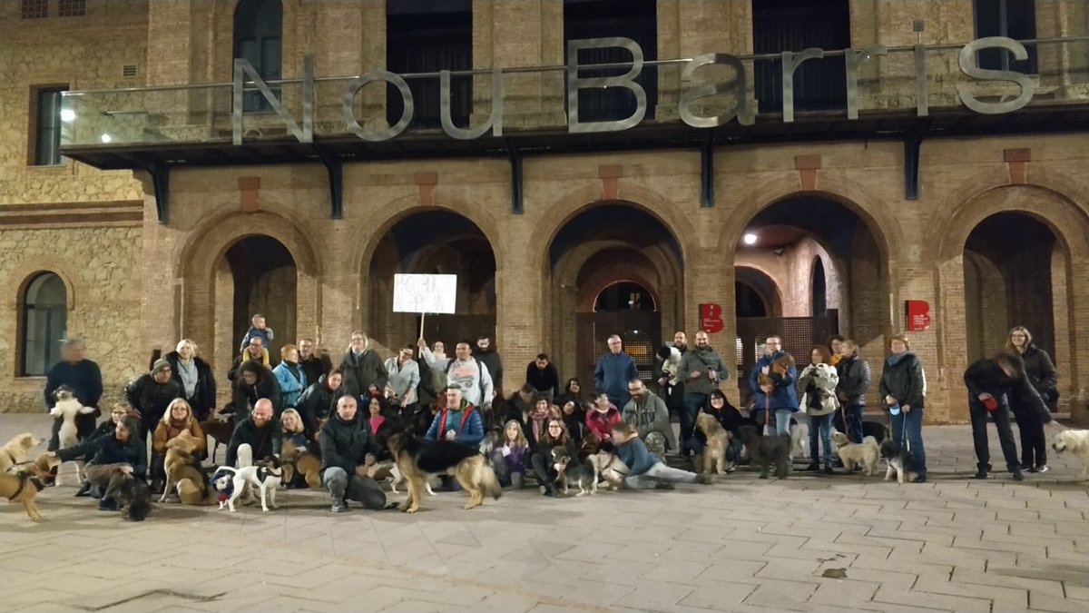 Ahir, un grup d’usuaries i usuaris del espai, varem fer una passejada fins la seu del districte, seguirem lluitant per la no criminalització de les persones amb gos i per un espai digne.