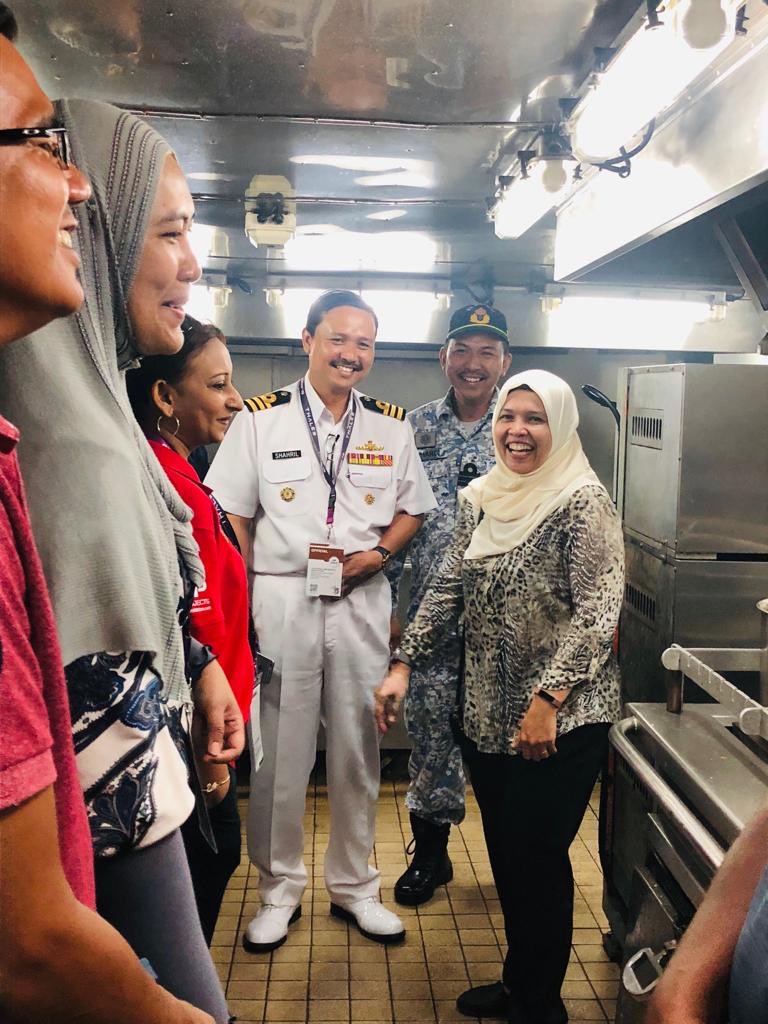 kdkasturi25's tweet photo. Feel honoured to receive visit from TKSU (Pembangunan) Kementerian Pertahanan Malaysia, Puan Mastura binti Ahmad Mustafa and delegations to KD KASTURI.

@reza_azeranil63
@tldm_rasmi
@MPA_Barat

#navypeople
#navypride
#maritimesegment
#LIMA19 https://t.co/taiUcdEI8e