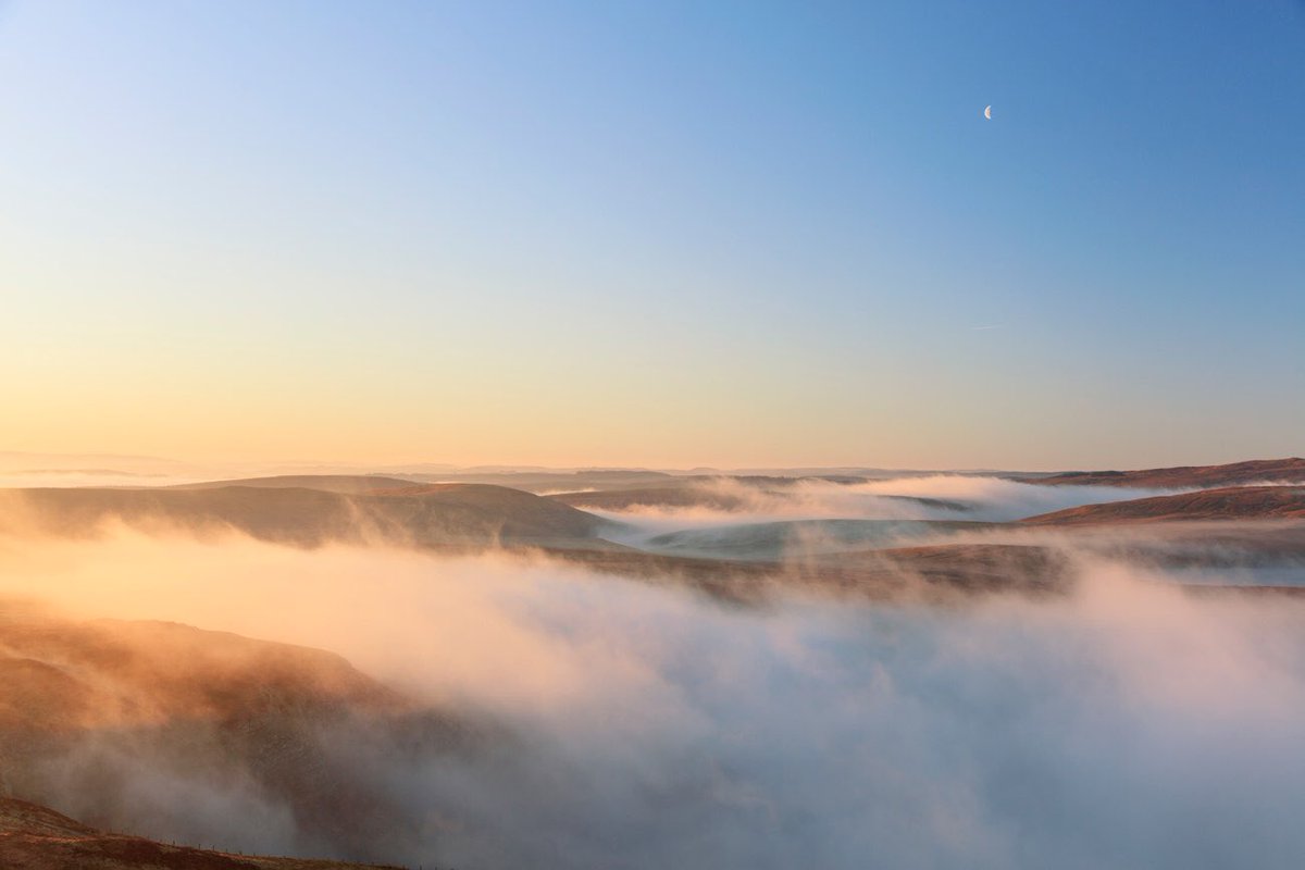 Dawn above the clouds yesterday morning over the northern Elenydd #cambrianmountains #findyourepic <a href="/VisitCambMtns/">The Cambrian Mountains ❤️🏴󠁧󠁢󠁷󠁬󠁳󠁿⛰✨</a> @VisitMidWales <a href="/visitwales/">Visit Wales 🏴󠁧󠁢󠁷󠁬󠁳󠁿</a> <a href="/StormHour/">#StormHour</a>