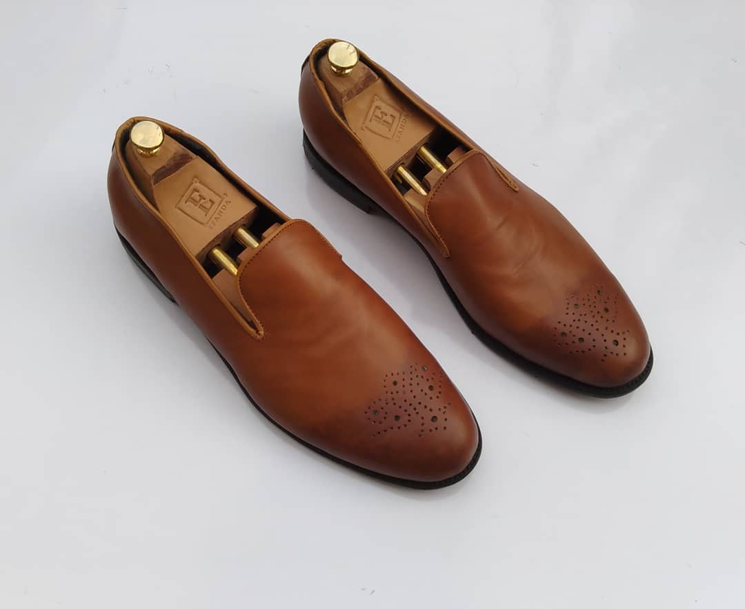femmybabs's tweet photo. North, South, East and West, wherever you have chosen to make your home, you can be Efandalized right there - even if you have big foot. We are always ready to take your orders.
This exquisite work of original leather goes for 20k only. Comment to place your order.
#Efanda https://t.co/jvWGxkX4Nw
