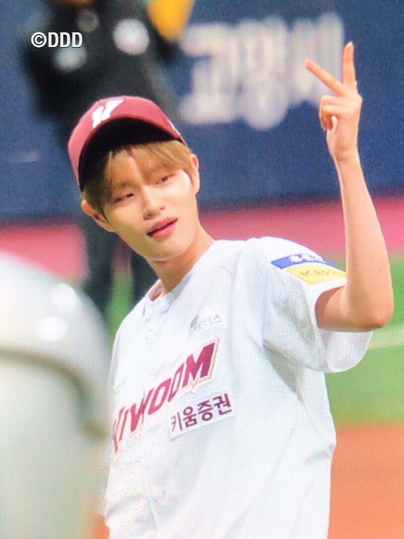 DDD_DAEHWI's tweet photo. 190330 고척돔에서 시구하는 대휘💚❤️ 대기 중에 떨려떨려하면서🤭🤭 패대기만 안 쳤으면 좋겠다고 하고는 혹시그런 일이 벌어져두 예능에서 풀면 되니까〰️하는 긍정둥이🥳🥳 #이대휘 #LEEDAEHWI #AB6IX https://t.co/Eev1HPXiDH