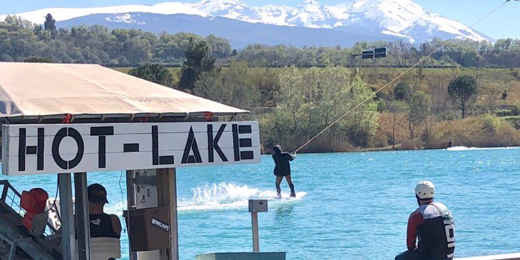 hotlakecable's tweet photo. Girare guardando le montagne innevate. 
Aperti anche oggi e domani dalle 10:00 alle 16:00.

Wakeboarding by looking at the snowy mountains.
Also open today and tomorrow from 10 am to 4 pm.

More info 👇🏻
https://t.co/1SWRq1VhoT

#wakeboard #cablepark https://t.co/cgg50ufyXC