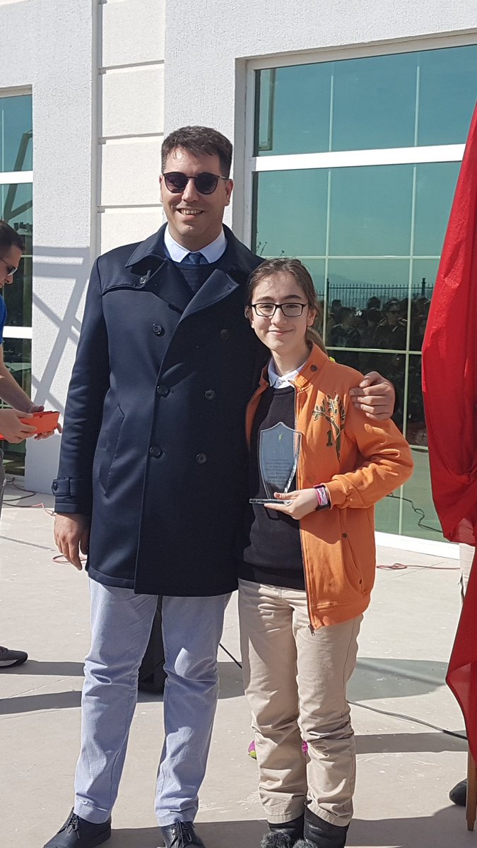 TÜBITAK Teknolojik Tasarım alanında Izmır Bölge 1.si olan 8.sınıf öğrencimiz Ayşegül ÇELIK'e plaketini Okul Müdürümüz takdim etti. Kendisine başarılar diliyoruz.
#bornovadoga <a href="/melih83official/">Melih T.</a> <a href="/sahanfbb/">Şahin ALA</a> <a href="/KvancBarlas/">Kıvanç Barlas 🇹🇷</a>