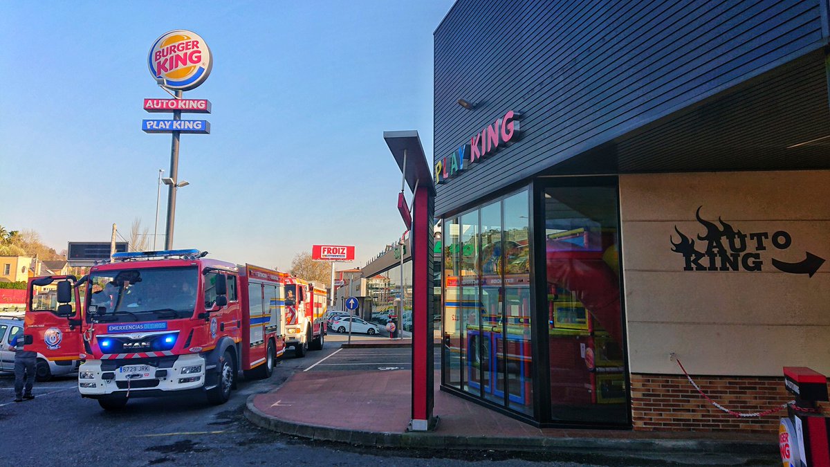 AVPC_Oleiros's tweet photo. Intervención del Servicio Municipal de Emergencias tras un fuego originado en el extractor de gases en el Burguer King de #Perillo.
#SMEPC #PolicíaLocal #GuardiaCivil #BomberosComarcalesArteixo #Concello #Oleiros
📸 @vozcoruna @EloyTP https://t.co/kbNujT6CH4